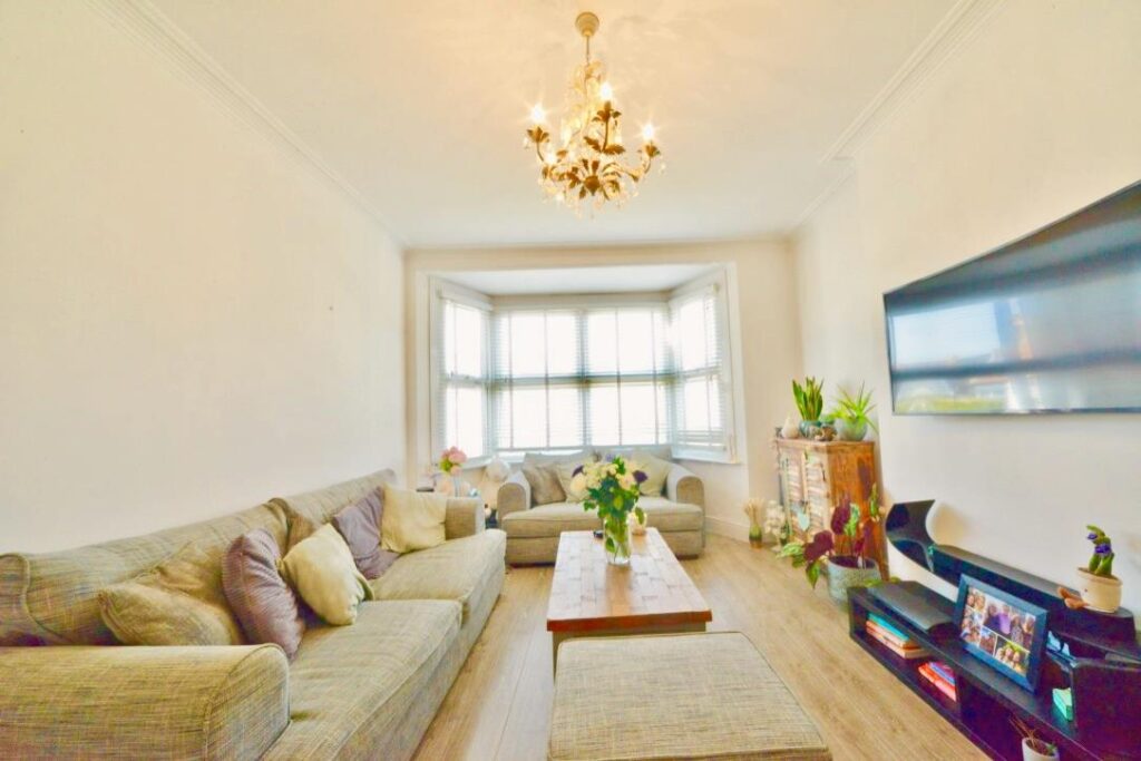 Stunning two bedroom flat with a large communal garden